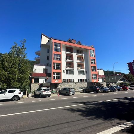 Hotel Vila Trandafirul Si Liliacul Caciulata Exterior foto