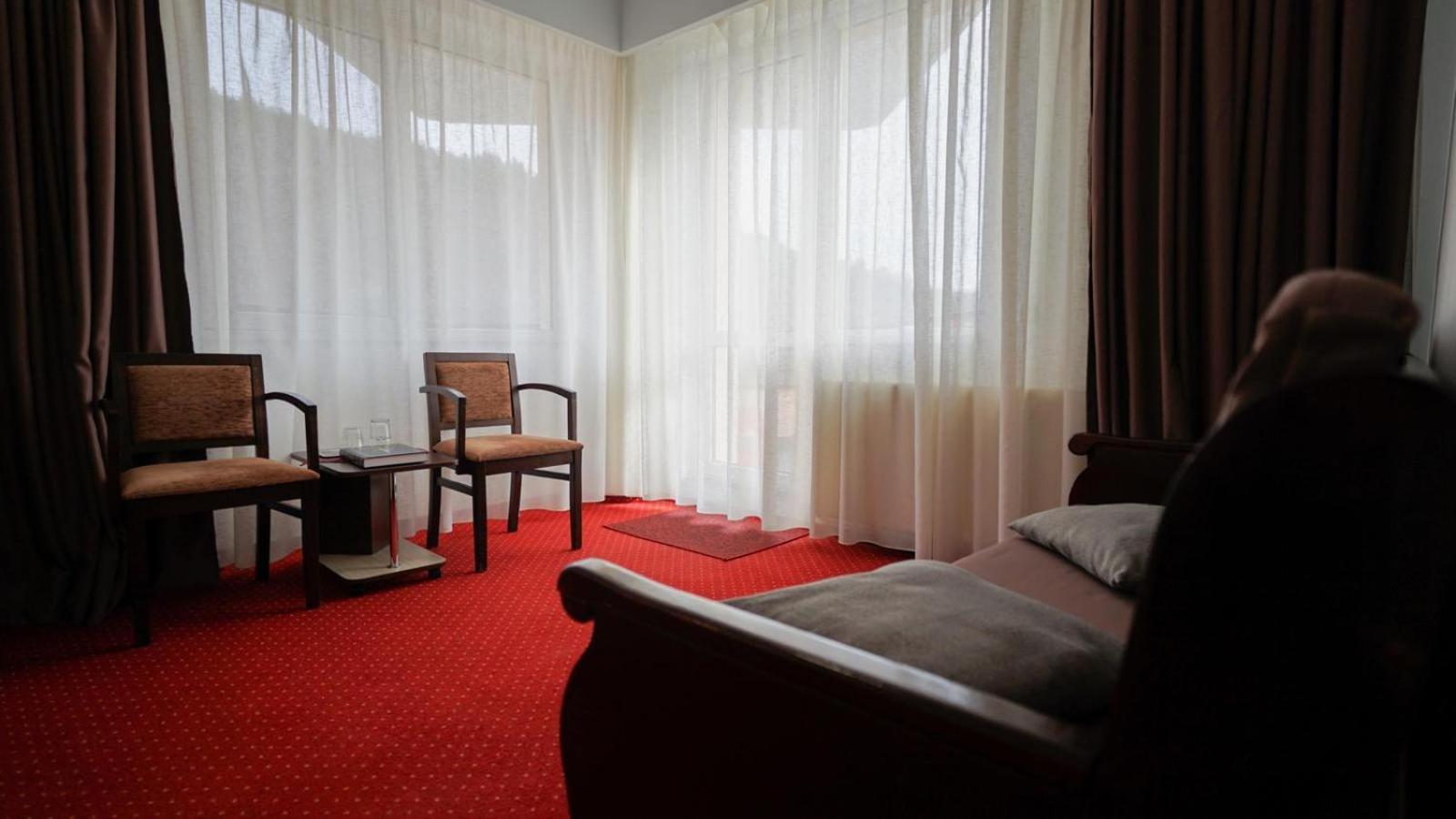 Hotel Vila Trandafirul Si Liliacul Caciulata Exterior foto