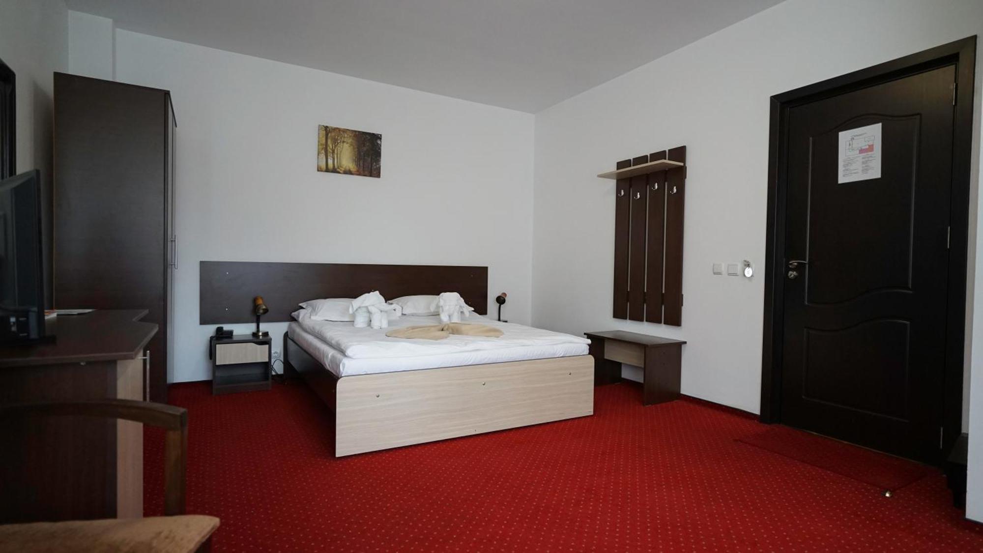 Hotel Vila Trandafirul Si Liliacul Caciulata Exterior foto