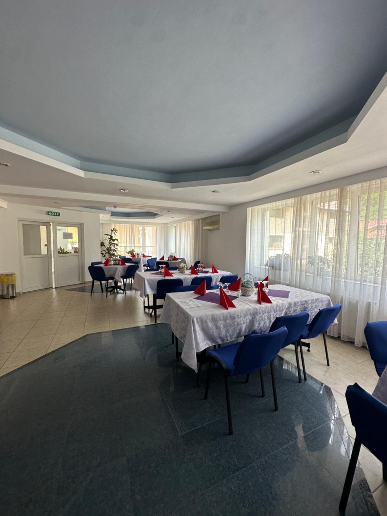 Hotel Vila Trandafirul Si Liliacul Caciulata Exterior foto